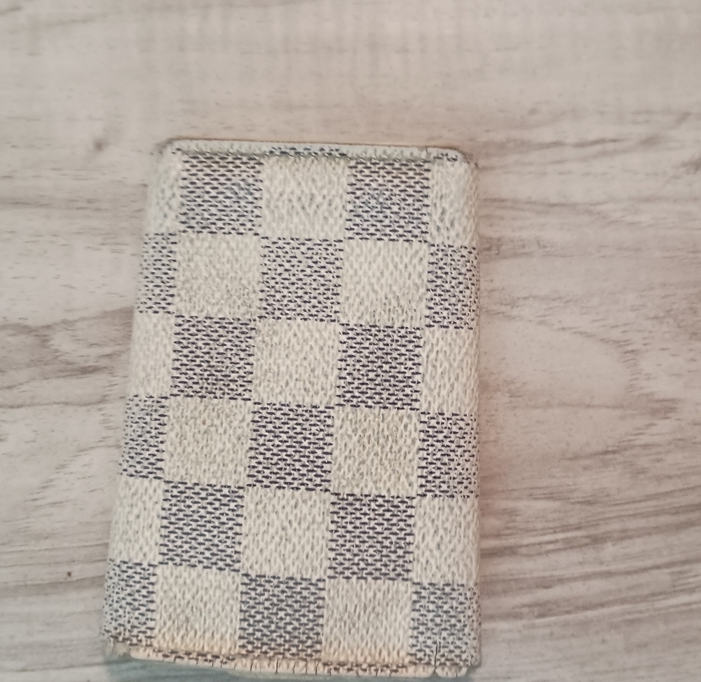 Authentic Louis Vuitton Cream White Damier 6 Key Case Holder - Picture 2 of 11